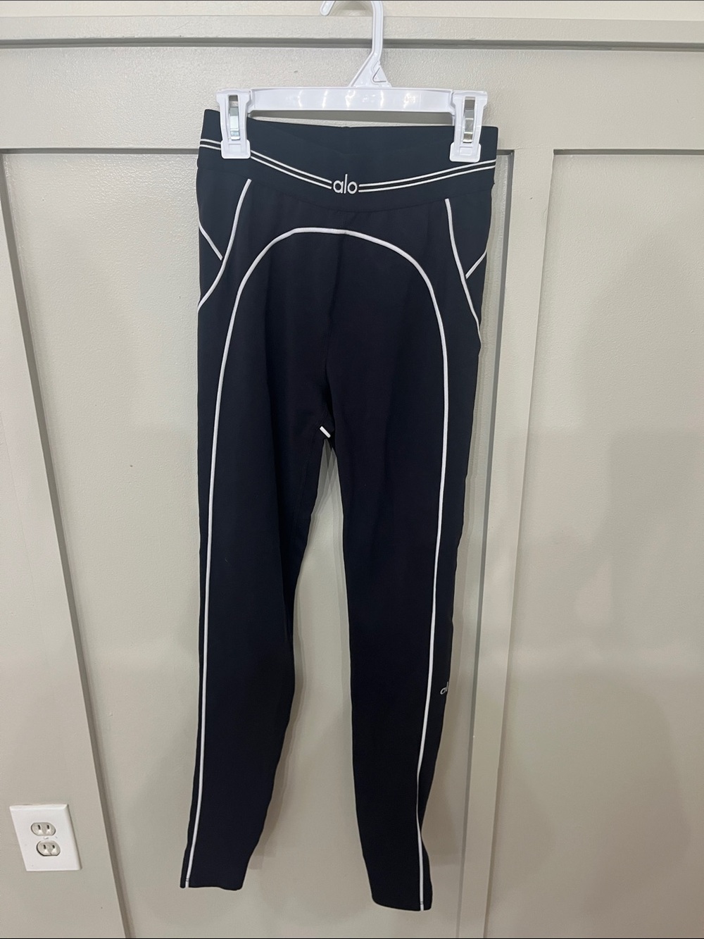 ALO Yoga Black Heart Throb Leggings